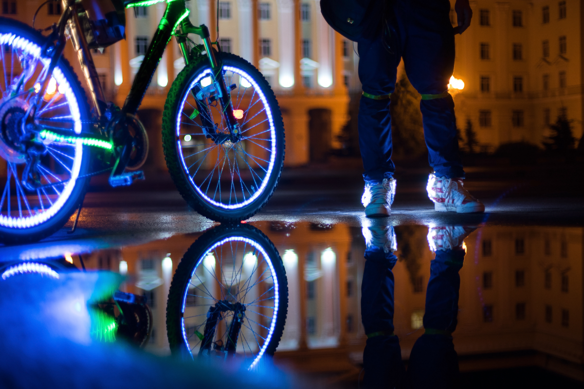 Велосипед со светом. Велосипед со светящимися колесами. Светящиеся велосипед для детей. Велосипед со светящимися спицами. Светящийся велосипедист на ВДНХ.